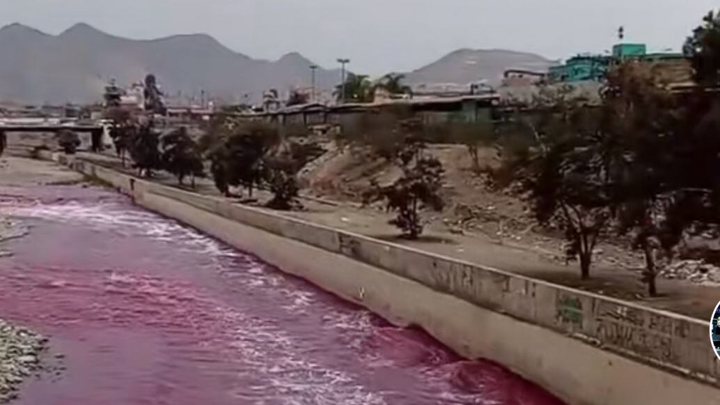 Perú: El río Rímac, el más importante de Lima se tiñe de rojo ¿Qué pasó?
