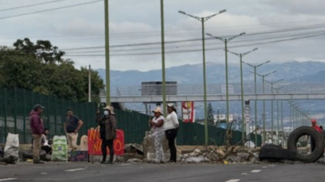 Varias vías del país cerradas o parcialmente habilitadas por manifestaciones y deslizamientos
