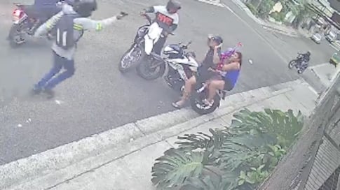 Captan violento asalto armado a familia cuando llevaba a su hija a la escuela en Guayaquil - Fuente: Video de X