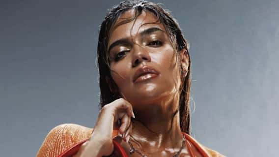 Esto cuesta la ropa en colaboración entre Karol G y Diesel.