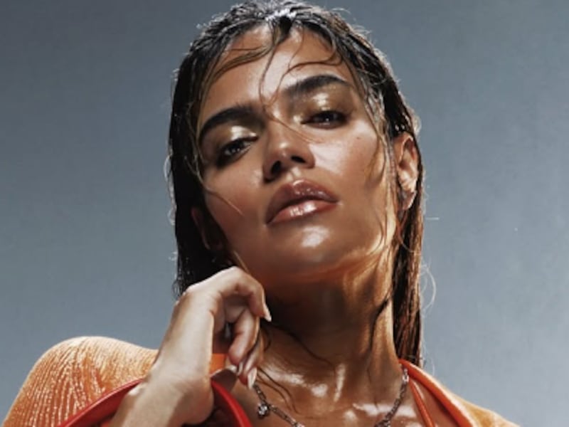 Esto cuesta la ropa en colaboración entre Karol G y Diesel