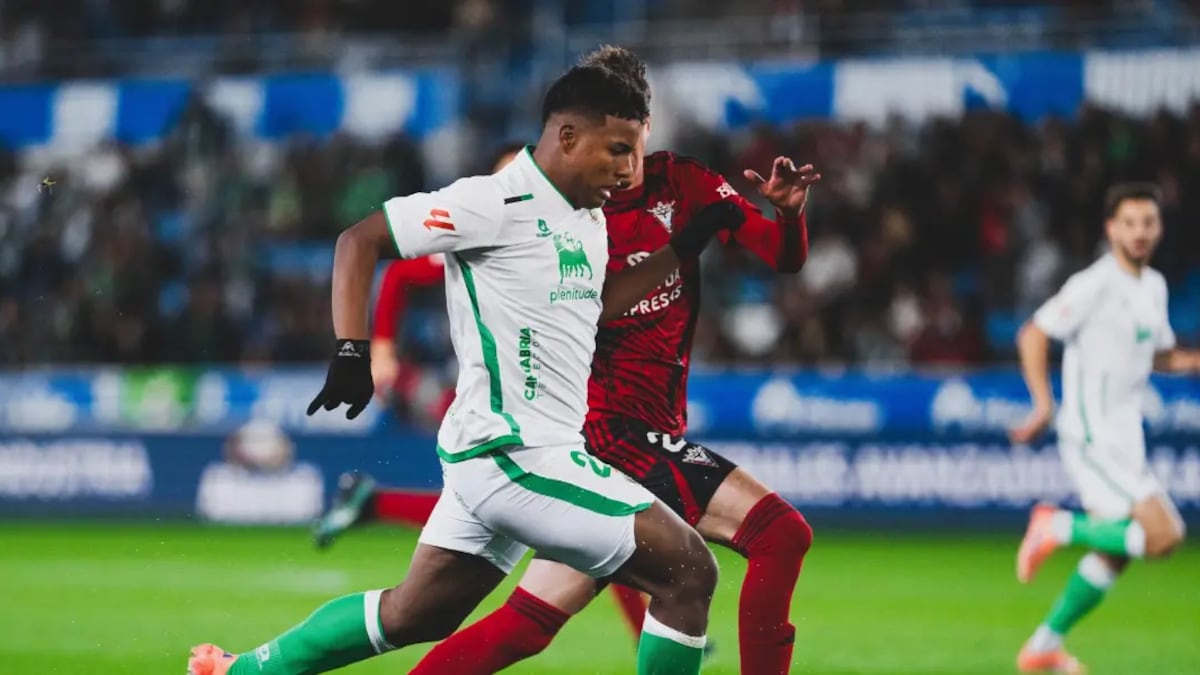 Jeremy Arévalo con el Santander en la Liga 2