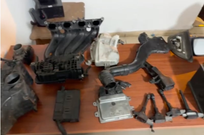 Banda familiar conformada por un padre, sus dos hijos menores y un tío fueron detenidos en Quito por robo de autopartes