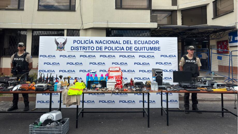Vendían prendas policiales, esposas, autopartes y productos caducados en mercado del sur de Quito