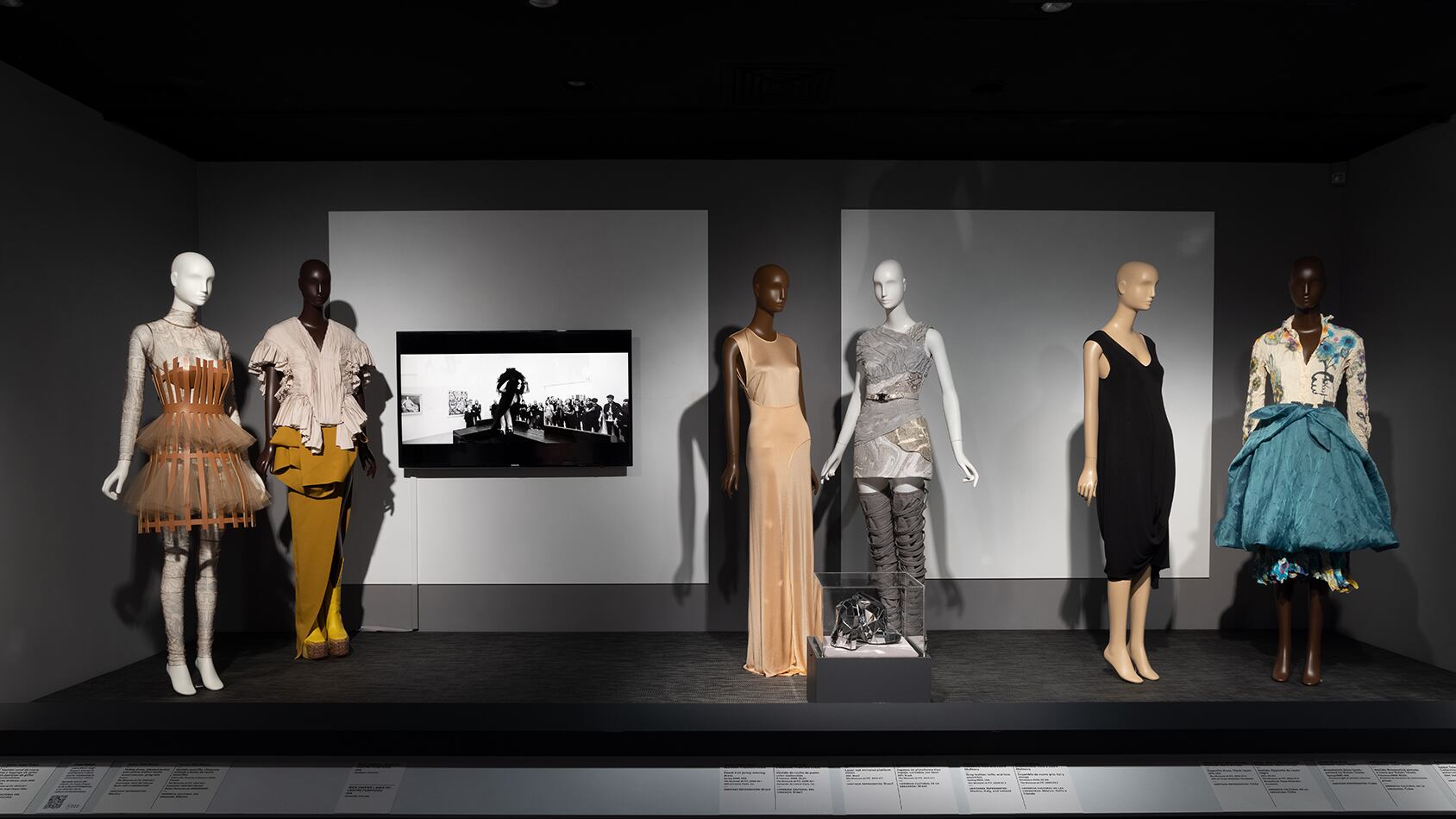 Moda Hoy: entrevista a las curadoras del FIT sobre exposición de moda Latina.