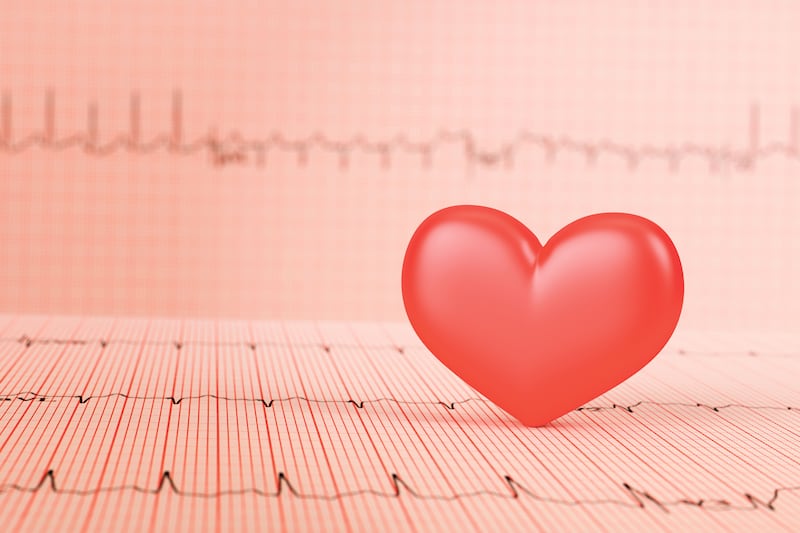 Corazón con prueba de electrocardiograma de fondo.Concepto de salud.Render 3D.
