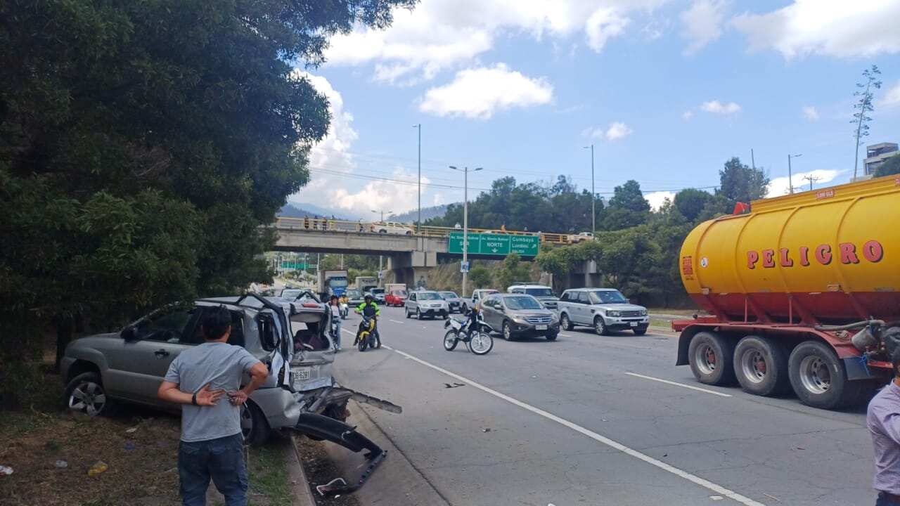 Al momento, un fallecido se confirma tras accidente en la Ruta Viva, Quito