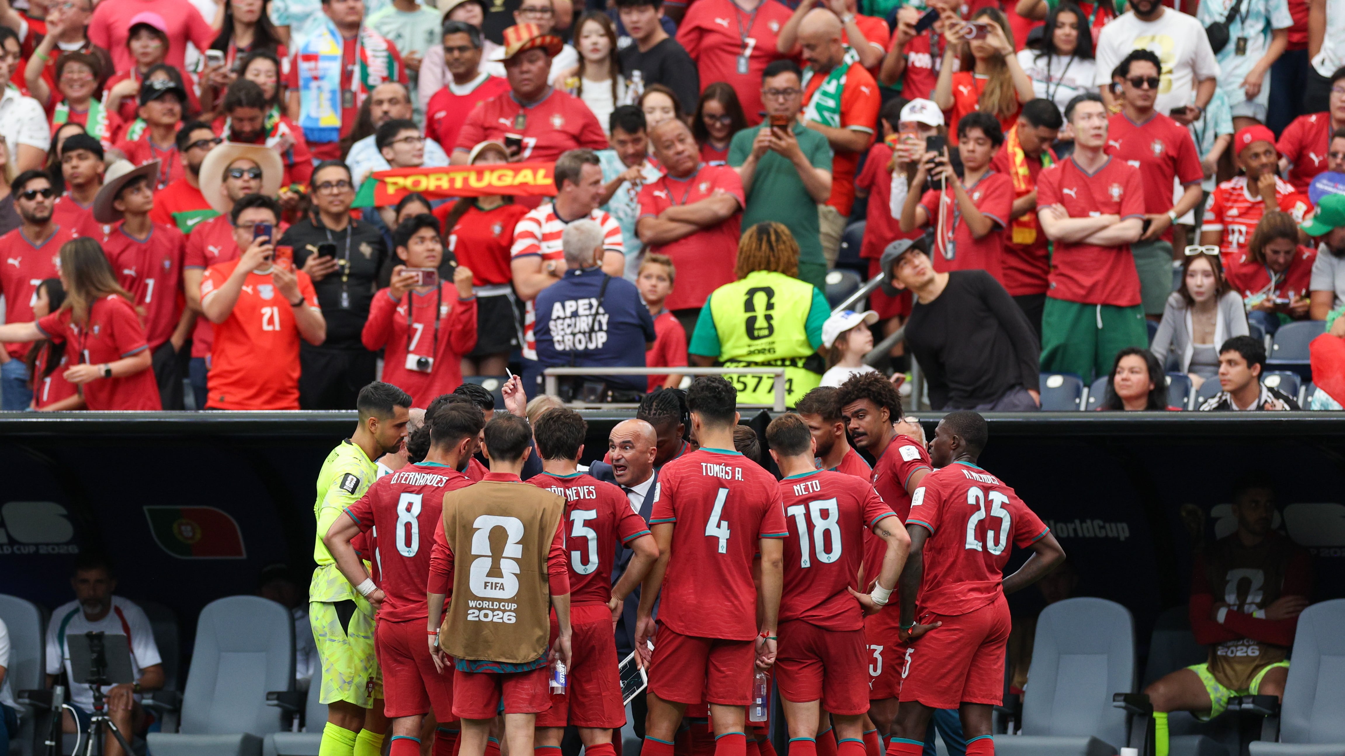 Houston (United States), 17/06/2026.- Portugal's head coach Roberto Martinez speaks to his players during the FIFA World Cup 2026 group stage match between Portugal and DR Congo, in Houston, Texas, USA, 17 June 2026. EFE/EPA/MIGUEL A. LOPES