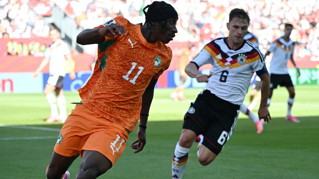 Yan Diomande de Costa de Marfil (I) y Joshua Kimmich de Alemania (D).