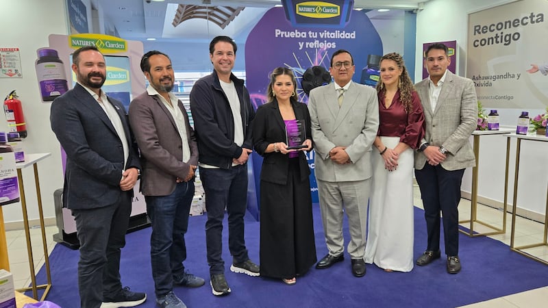 Directivos de Fybeca y de Nature' s Garden en la inauguración de la Farmacia Insignia