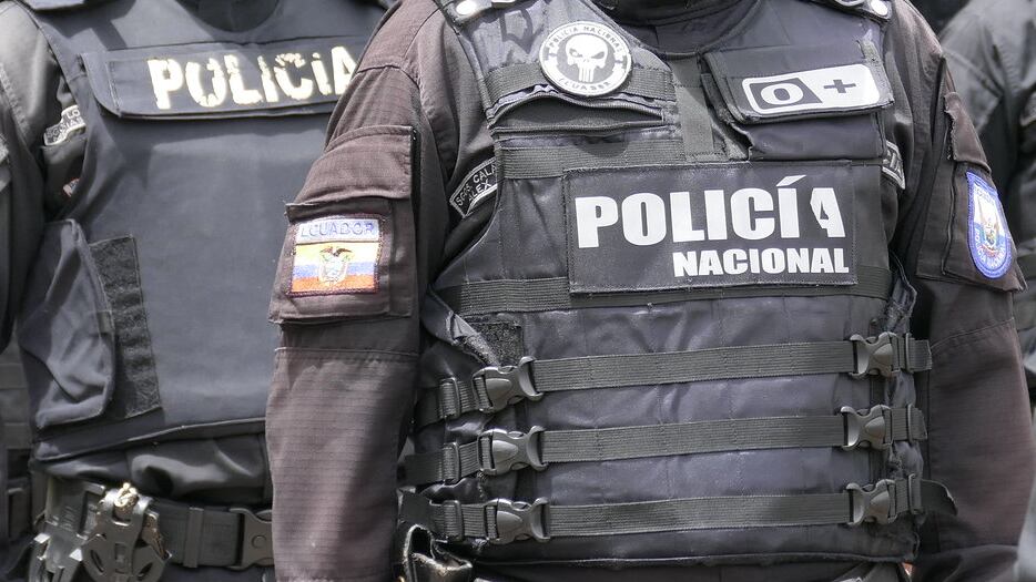 Chaleco antibalas salva a policía de un disparo mientras perseguía a un sospechoso en Guayaquil