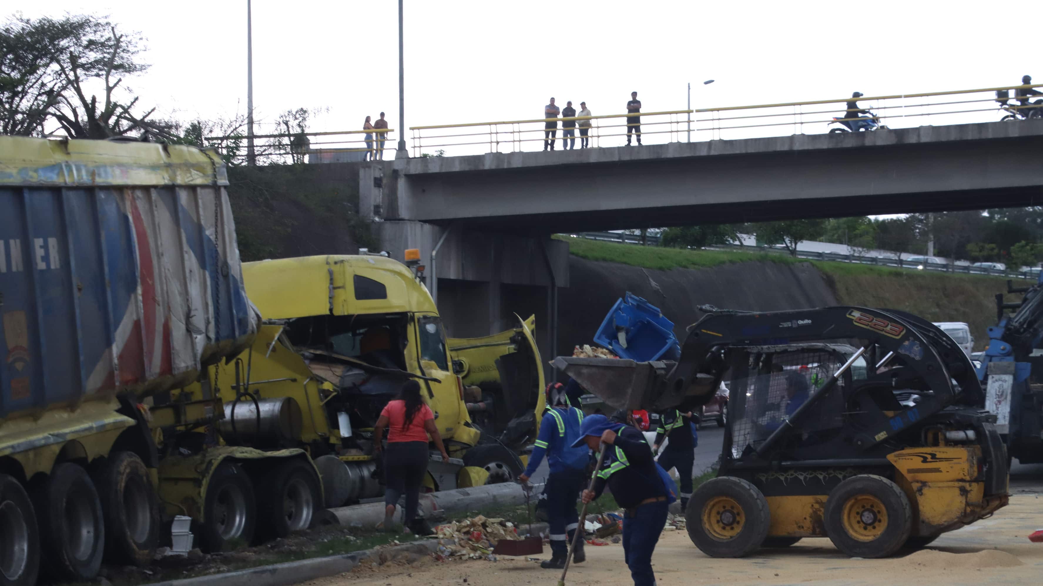 Así quedaron los vehículos tras accidente donde tres personas murieron calcinadas en la Ruta Viva, en Quito