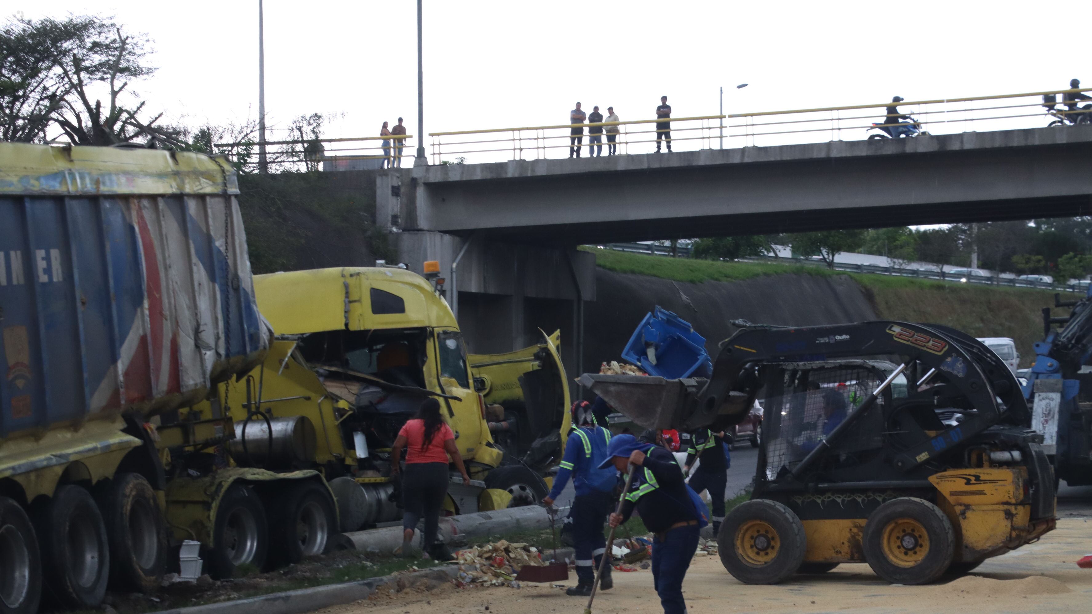 Así quedaron los vehículos tras accidente donde tres personas murieron calcinadas en la Ruta Viva, en Quito