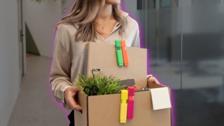 Mujer es despedida por quedarse hasta la noche en su trabajo sin que fuera su turno