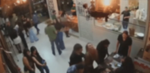 El ataque ocurrió en un restaurante en Brasil y quedó registrado por cámaras de seguridad