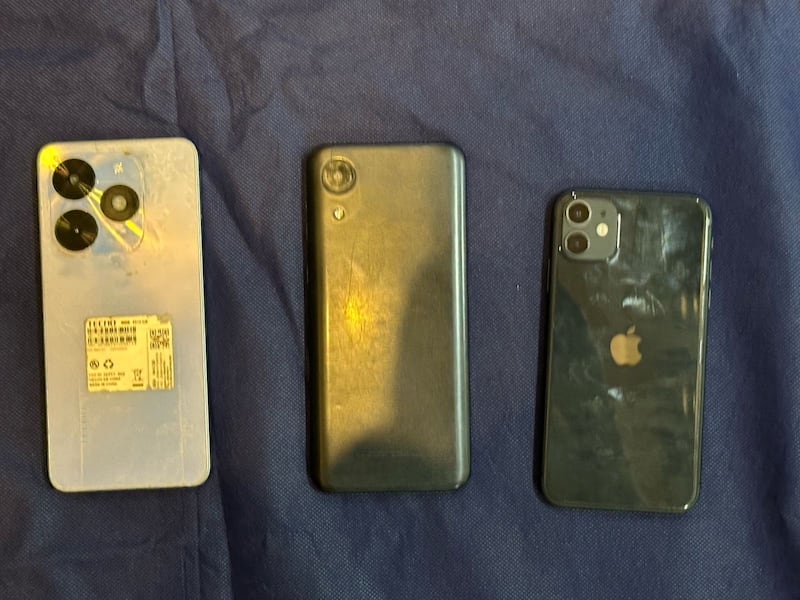 Todas las pertenencias robadas que encontraron en la casa de alias La Negra y Holguer, quienes asaltaban buses en Quito