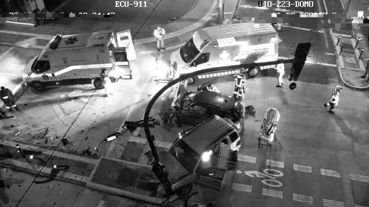 Fuerte choque dejó a una persona atrapada dentro de un vehículo en la Av. 10 de Agosto, norte de Quito - Fuente: ECU 911
