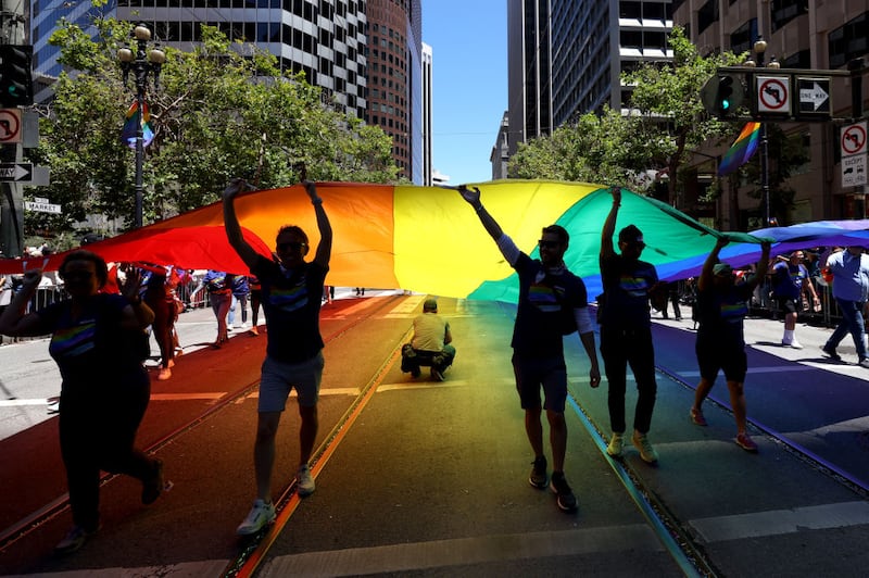Pride es un festejo anual en muchos lugares del mundo para celebrar la diversidad sexual y de género, pero también es una forma de luchar por los derechos de las personas LGBT+ y abolir la desigualdad a la que se enfrentan. Foto: Getty Images.
