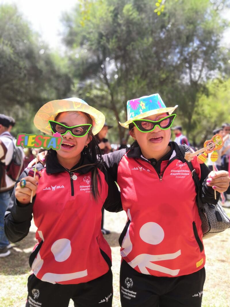 Atletas de Olimpiadas disfrutan de un momento ameno en el ambiente sano que caracteriza a esta organización del deporte nacional.
