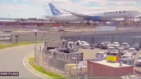 Momento que un avión destroza un vehículo antes de aterrizar.