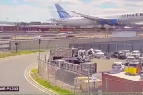 Momento que un avión destroza un vehículo antes de aterrizar