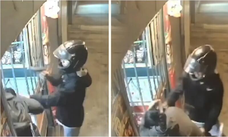 "¡Auxilio me matan!": Cámara captó brutal asalto a joven en Cotocollao, norte de Quito