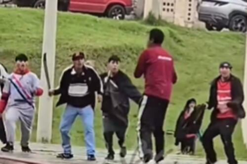 Así fue la violenta pelea entre hinchas de Gualaceo y El Nacional con piedrazos y machetazos
