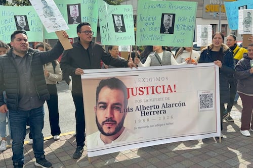 Plantón por justicia para Luis Alarcón: clínica no acudió a declarar por el caso
