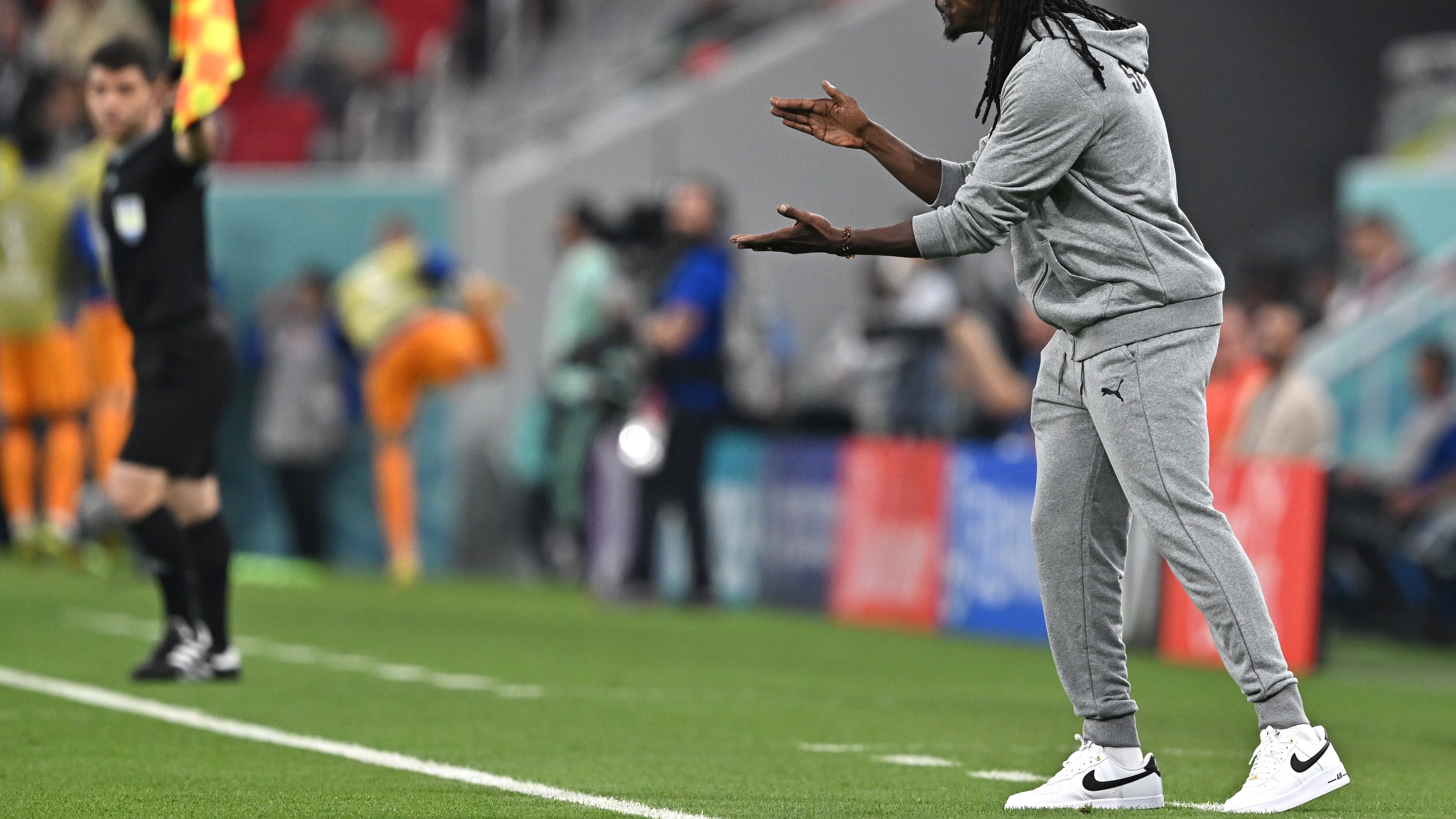 Doha (Qatar), 21/11/2022.- DT de Senegal, Aliou Cissé, reacciona en su primer duelo en el Mundial de la FIFA 2022.