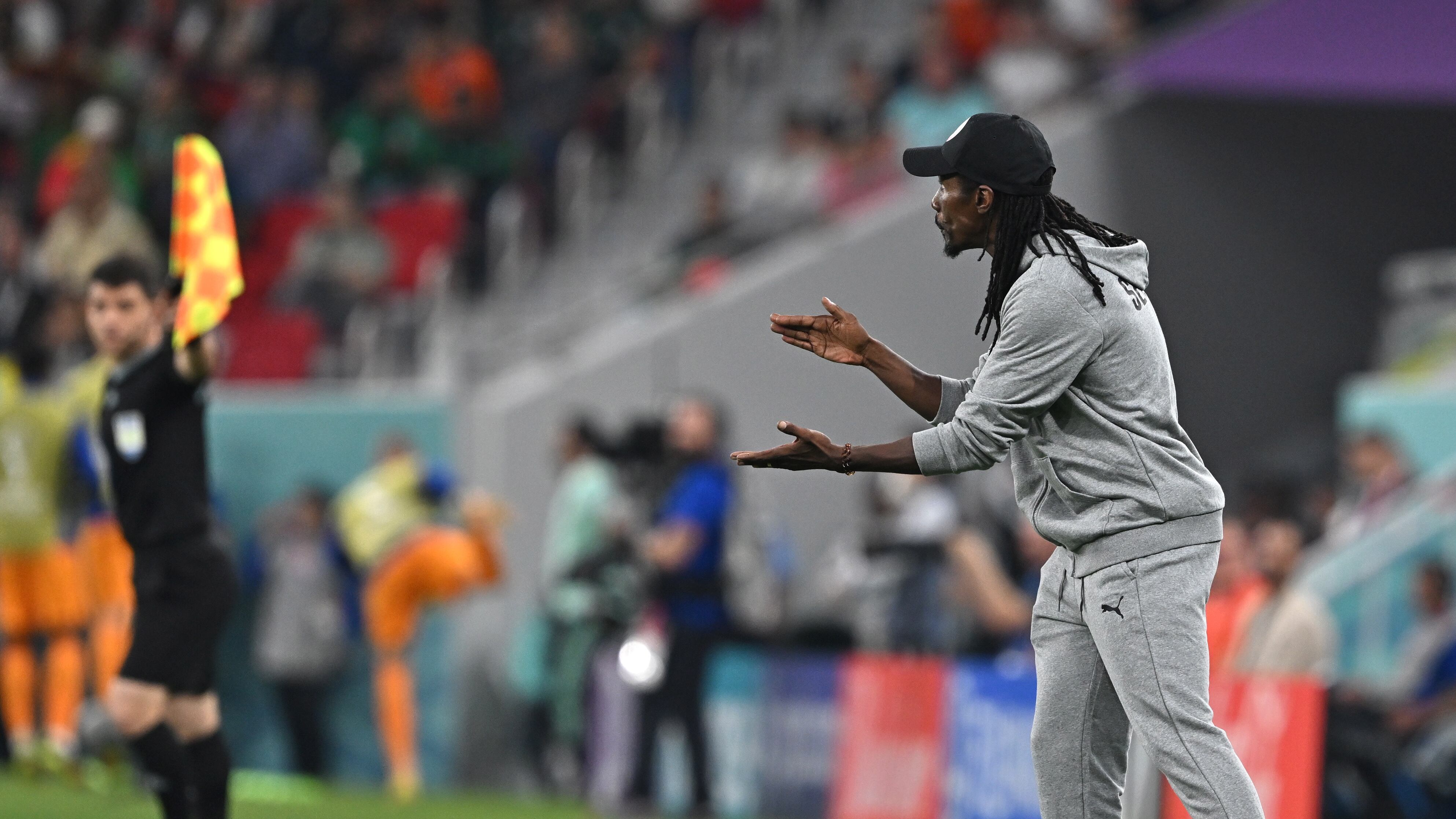 Doha (Qatar), 21/11/2022.- DT de Senegal, Aliou Cissé, reacciona en su primer duelo en el Mundial de la FIFA 2022.