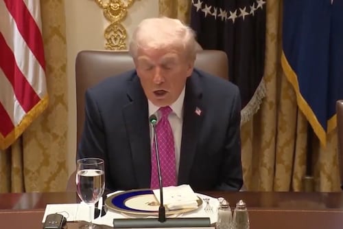 Donald Trump dice que Nicolás Maduro le ha ofrecido “de todo” porque no quiere “meterse” con EE.UU.