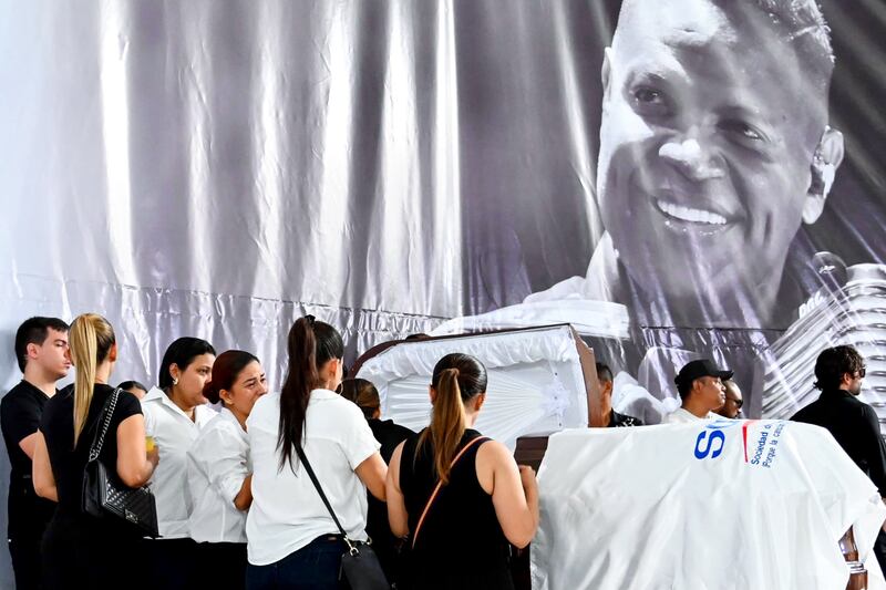 Familiares asisten a la velación del cantante Omar Geles