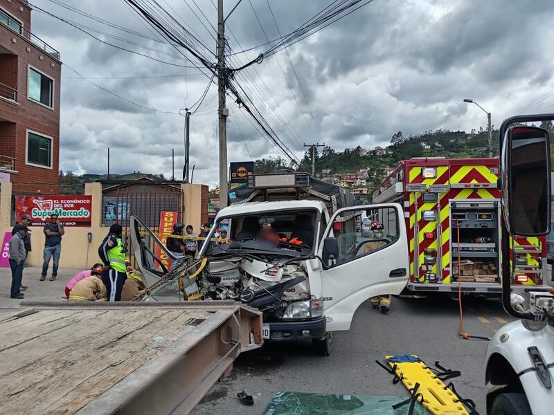 Dos camiones se impactaron en Cuenca