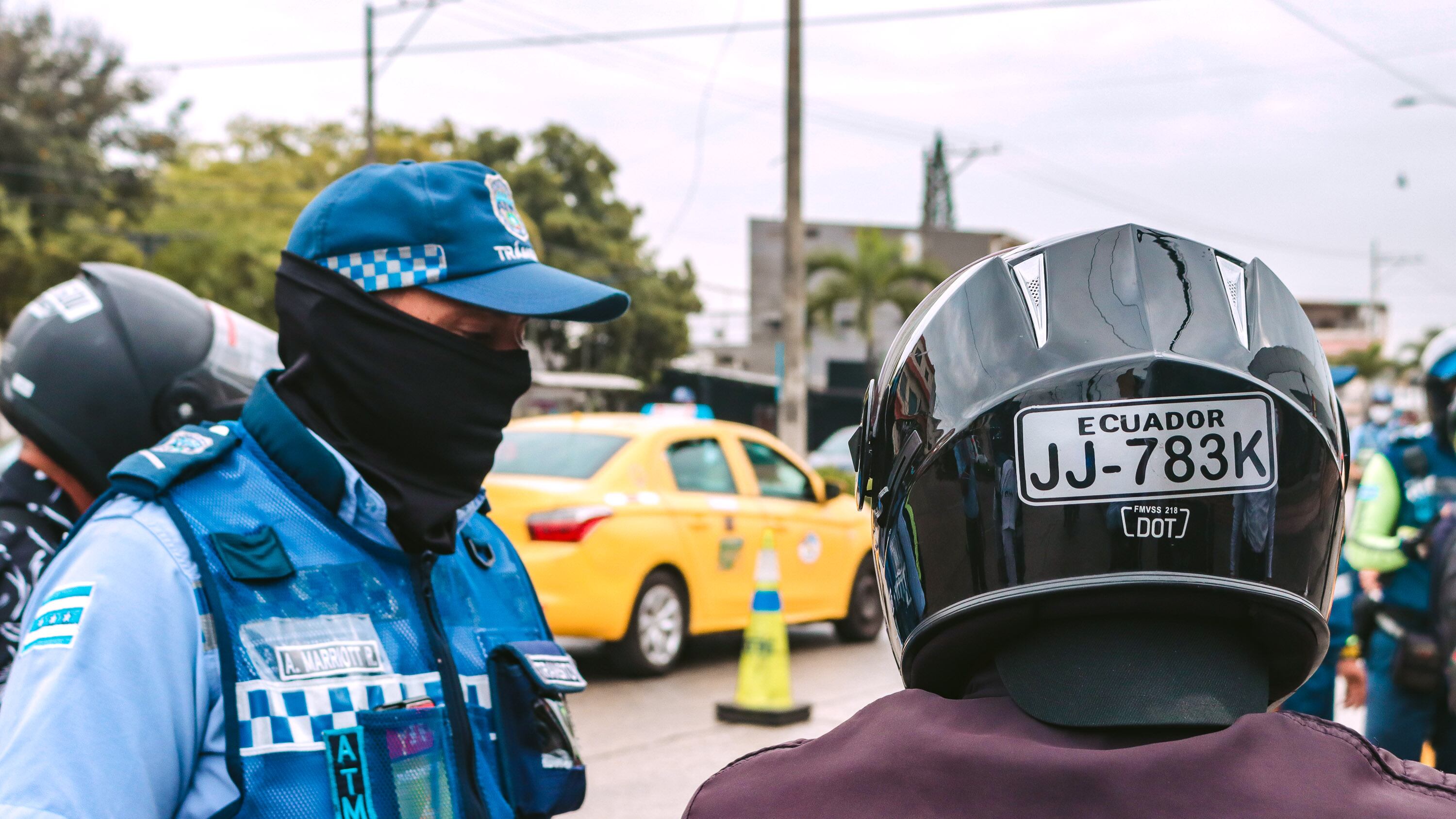 Un sticker identificativo deberán llevar los cascos homologados.