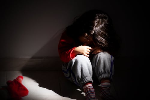 Madre sentenciada a 29 años de cárcel por violación a su hijo de 3 años