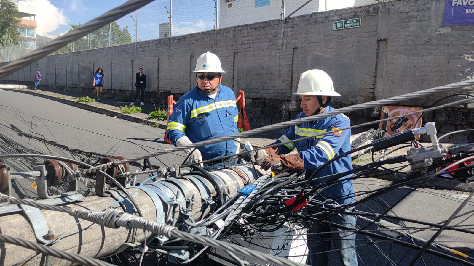 Bus se chocó y se llevó un poste eléctrico en San José del Inca, norte de Quito