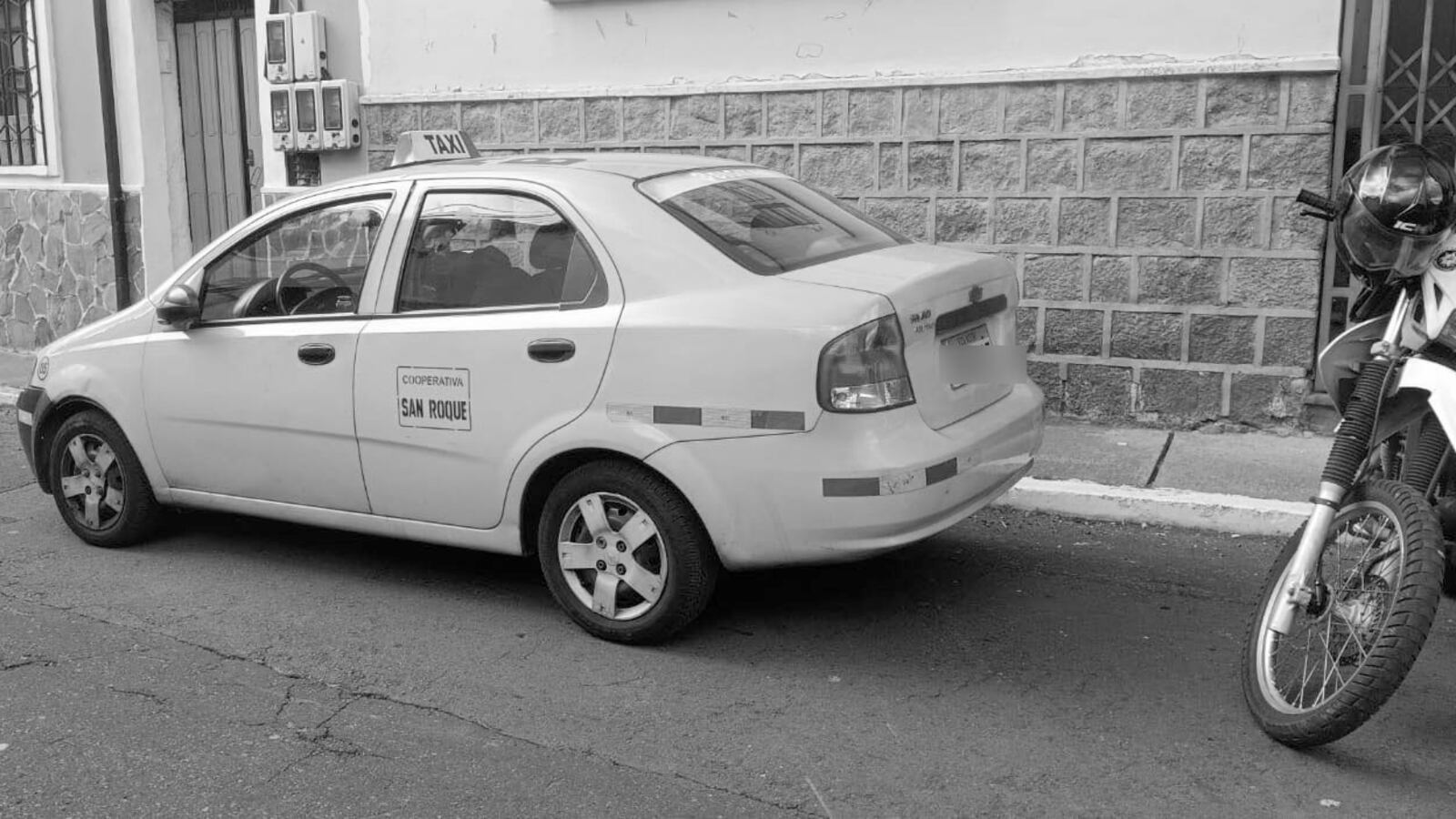 Taxista fue hallado sin vida al interior de su vehículo en el centro de Quito.