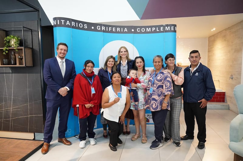 Fundación ANA, liderada por Lavinia Valbonesi, junto a la empresa FV, en la ceremonia de graduación del primer programa de formación en plomería para mujeres.