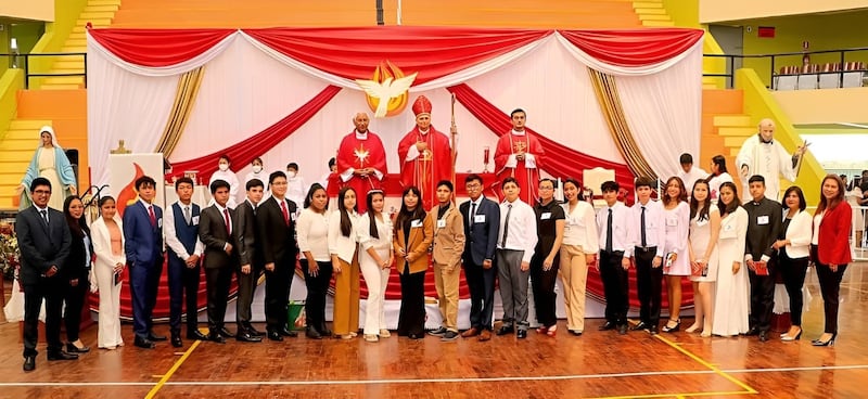 León XIV junto a jóvenes del Colegio Manuel Pardo de Chiclayo durante el acto de confirmación en el año 2022.