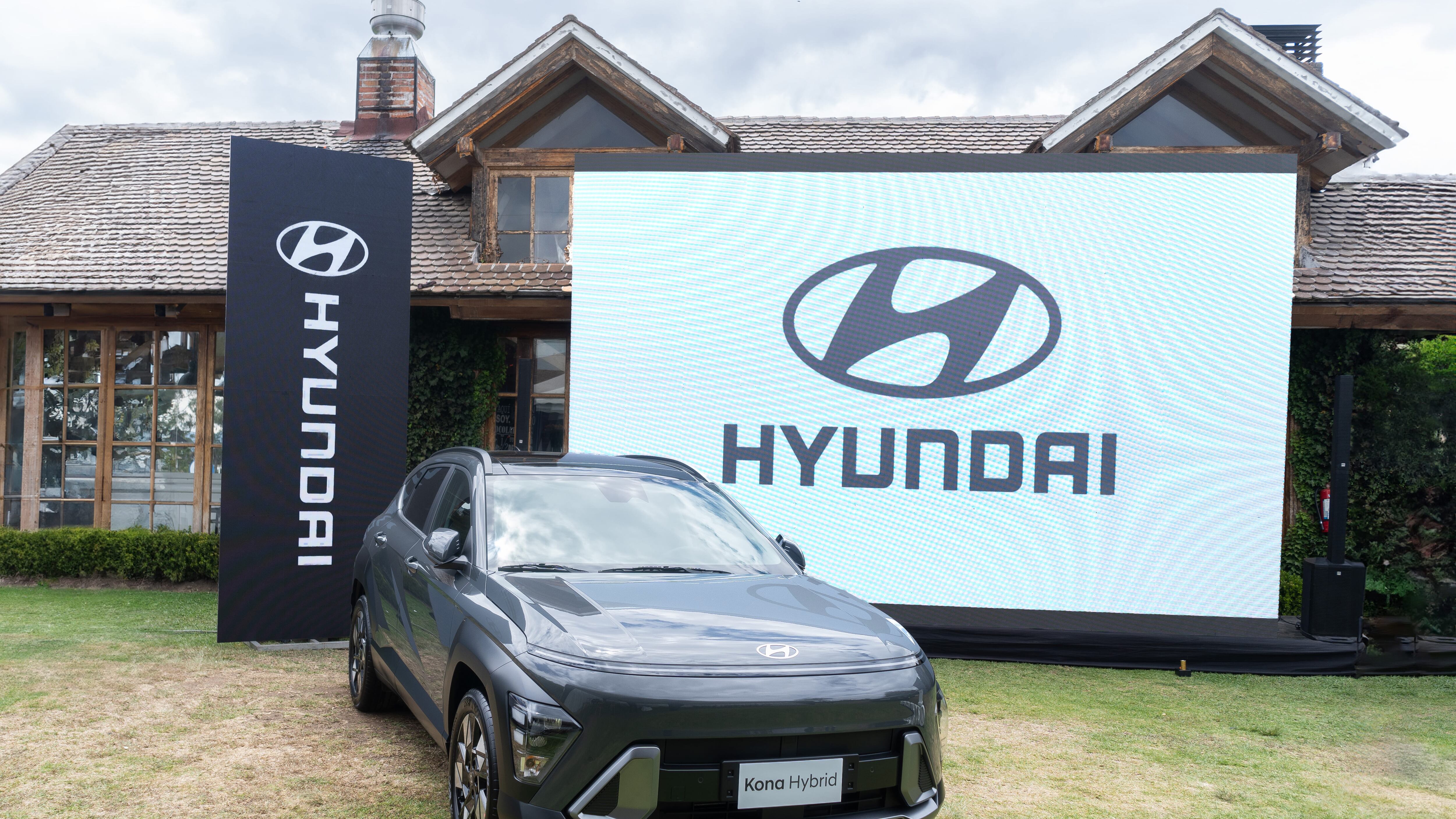 El nuevo Kona Híbrido 2025 destaca por su calidad, innovación tecnología y diseño moderno.