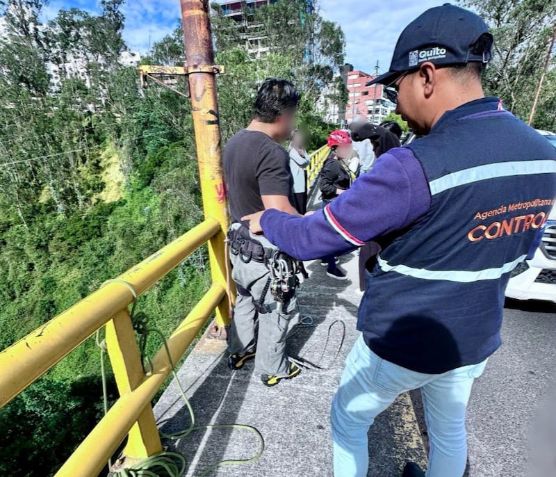 Salto al vacío, sin permisos ni seguridad: AMC Quito sancionó actividad de jumping en puente de la González Suárez