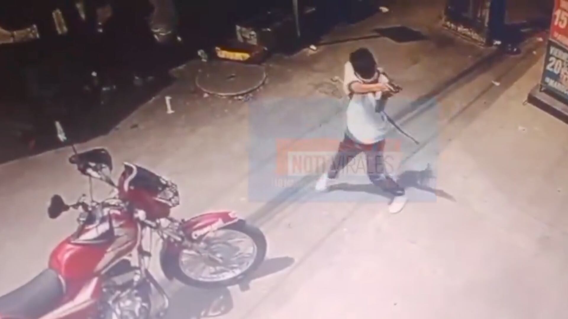 Menor disparando contra local en Guayaquil