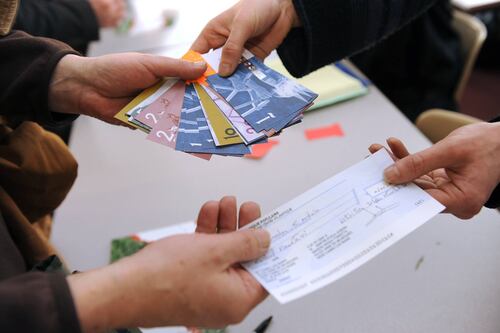 Vagabundo devolvió cheque por 10 mil dólares y fue recompensado para toda la vida