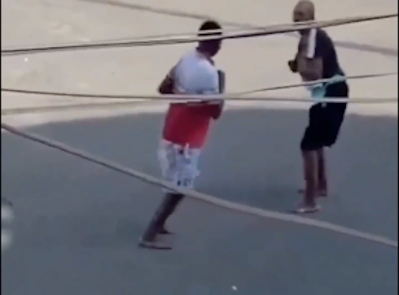 Hombre sin manos gana pelea callejera que se volvió viral en Río de Janeiro.