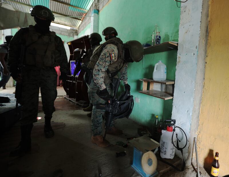 Durán, jueves 01 de febrero del 2024
Esta tarde en un sector del cantón Durán, conocido como la "chanchera" la Policía Nacional con la ayuda de las Fuerzas Armadas realizaron un operativo de intervención, allanando varias casas, el resultado final fue el decomiso de municiones de corto y largo alcance, armas y droga.
Fotos: César Muñoz/API