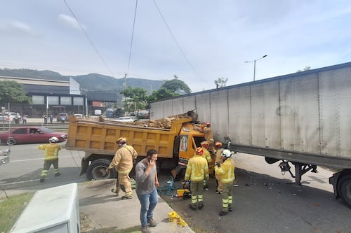 Choque entre volqueta y tráiler deja un herido en Cuenca