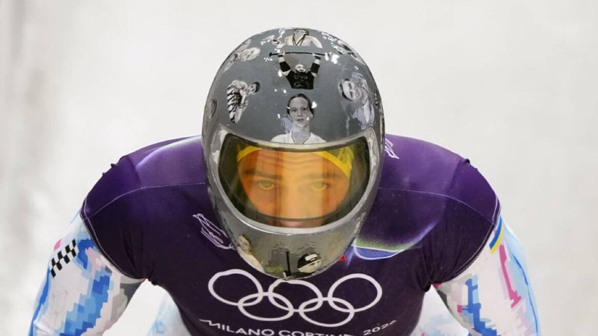 El corredor ucraniano de skeleton, Vladyslav Heraskevych, quiso rendir homenaje a atletas.