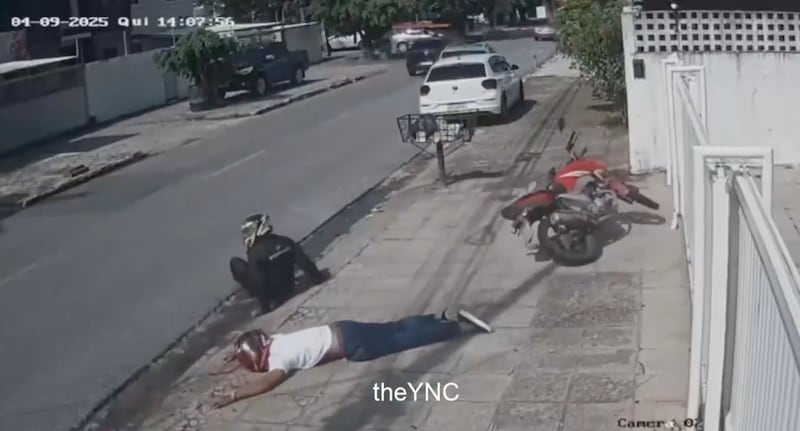 Hombre ejecuta al asesino de su madre en Brasil - Video de X