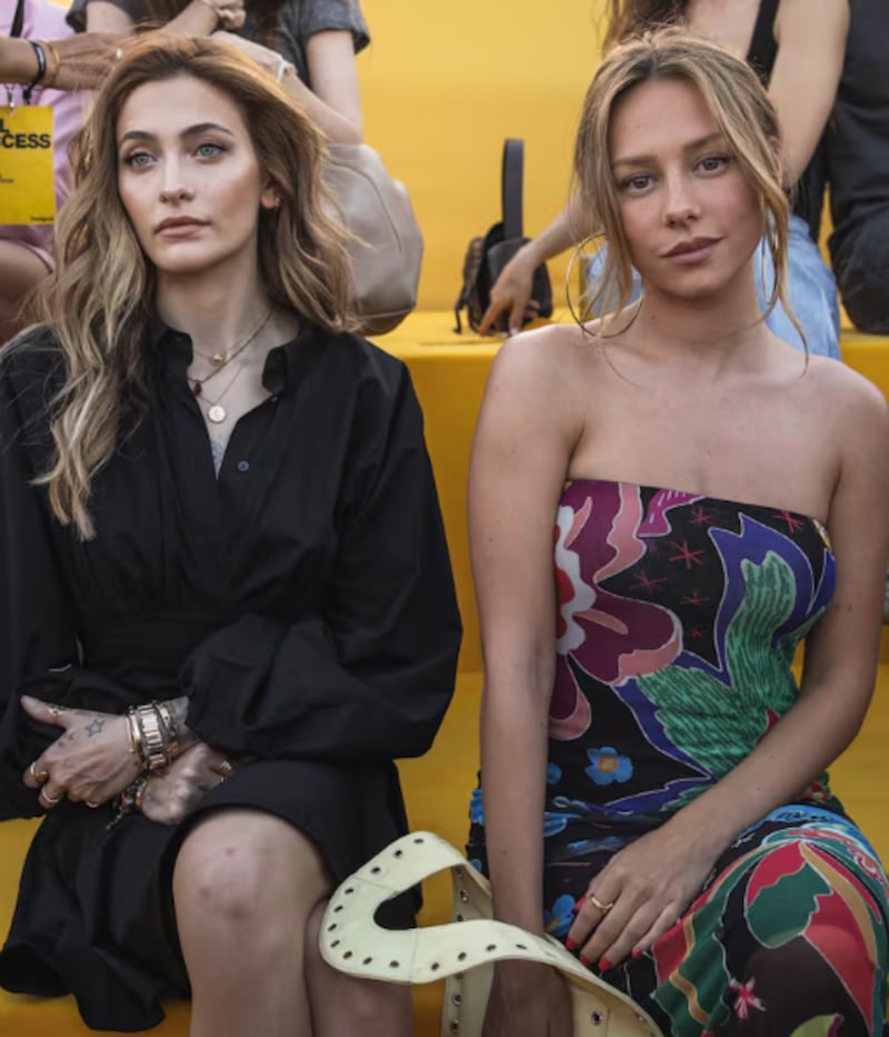 Ester Expósito y Paris Jackson sonríen juntas durante el desfile de Desigual en Barcelona, un año después de su primer encuentro viral.