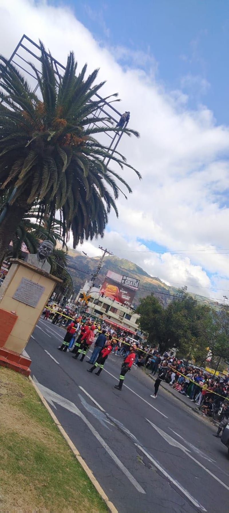 Rescatan a hombre sobre una valla publicitaria en Ibarra